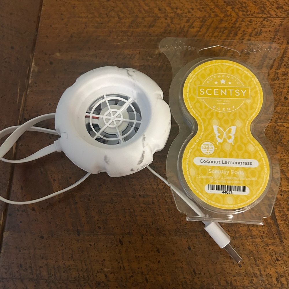 Scentsy Coconut Lemongrass Pods with White Fan Diffuser